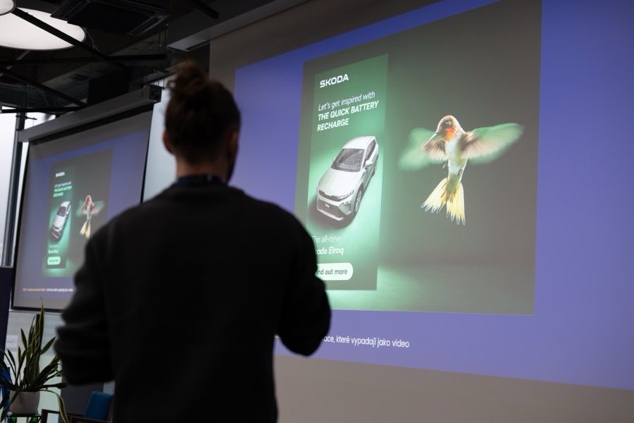 Řečník před promítací plochou během prezentace