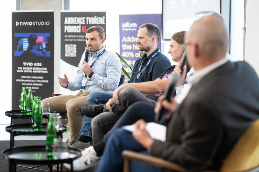 Panelová diskuse s partnerskými roll-upy v pozadí