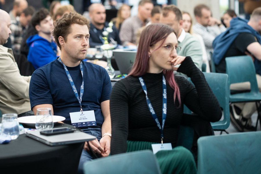 Soustředěné publikum v sále během přednášky