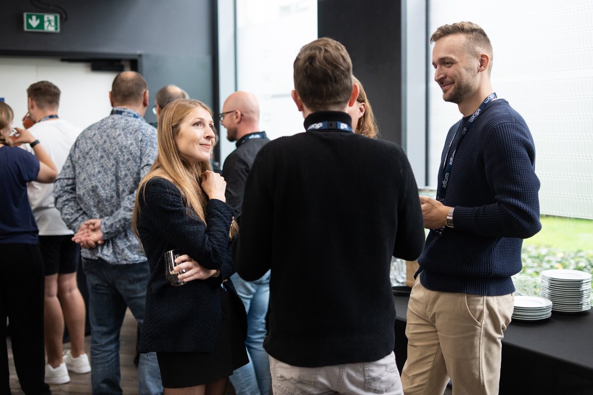 Účastníci konference při networkingu o přestávce